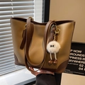 Grand sac cabas bicolore marron et kaki avec un porte-clé peluche pour le quotidien - Marron
