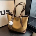 Grand sac cabas en similicuir marron contrasté avec breloque peluche et boucles dorées - Khaki