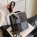 Borsa a mano grigia patchwork con ampia tracolla nera e dettagli in catena oro - Blu