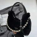 Sac à main chic en fausse fourrure noire avec chaîne perlée et anses en cuir élégantes - Noir