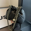 Elegante bolso de cubo acolchado negro con cadena dorada y diseño de cordón ajustable - Negro