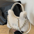 Sac à main en fausse fourrure blanche avec chaîne de perles et étiquette brodée - Blanc Cassé