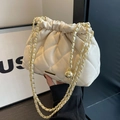 Bolso tipo cubo chic en cuero acolchado blanco crema con cadena dorada y bola ajustable - Blanco Roto