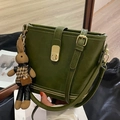 Sac seau vert olive avec boucle dorée et charmant pendentif lapin en peluche - Vert avec Pendentif