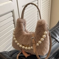 Sac à main en fausse fourrure marron avec chaîne de perles et bandoulière réglable - Marron