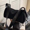 Retro schwarze matte Zylindertasche mit silbernen Nieten und Leder-Schultergurt - Schwarz