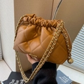 Bolso de hombro acolchado marrón con cadena dorada y textura de cuero sintético - Marrón