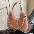 Sac bandoulière en peluche rose avec poignée en perles et patch en cuir décoratif - Rose