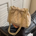 Bolso de cadena acolchado crema con diseño de cordón y colgante de bola dorada - Caqui