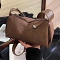 Braune Vintage-Zylindertasche aus mattem Wildleder mit Lederriemen und Reißverschluss - Braun