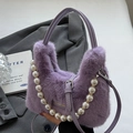 Borsa a tracolla in peluche viola con catena di perle e morbida ecopelliccia chic - Viola