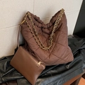 Sac hobo matelassé marron avec chaîne dorée et petit ensemble de pochettes - Sac À Épaule Et Pochette / Marron