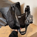 Sac croissant en nylon matelassé noir avec bandoulière large et breloque fleurie - Noir Avec Pendentif