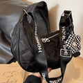Sac demi-lune noir en nylon matelassé avec large bandoulière lettrée et breloque fleur - Noir sans Pendentif