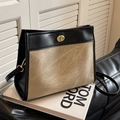 Elegante borsa bicolore beige e nera con chiusura a scatto dorata e tracolla - Bianco e Nero
