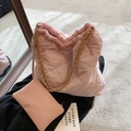 Sac seau matelassé rose en nylon avec chaîne dorée et petite pochette assortie - Sac À Épaule Et Pochette / Rose