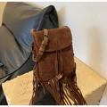 Dettaglio borsa a tracolla in pelle scamosciata marrone scuro con lunghe nappe bohémien - Marrone