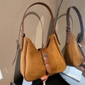 Borsa hobo marrone in pelle scamosciata opaca con tracolla retrò e fibbia argento - Marrone