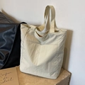 Borsa tote minimalista in nylon beige con grande tasca frontale e tracolle lunghe - Bianco Sporco