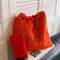Sac cabas orange en nylon matelassé avec chaîne dorée et petite pochette rouge assortie - Sac À Épaule Et Pochette / Orange