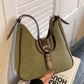 Sac sous le bras en daim vert olive avec brides en cuir marron et boucle vintage - Vert