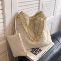 Sac seau matelassé beige en oxford avec chaîne dorée et pochette assortie - Sac À Épaule Et Pochette / Blanc
