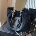 Borsa tote nera opaca con catena dorata e dettaglio di lettere traforate - Nero