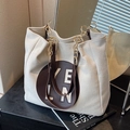 Borsa tote in pelle scamosciata crema con patch marrone e tracolla a catena dorata - Bianco Sporco