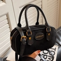 Bolso Boston negro mate con asas dobles y herrajes dorados con un diseño de cilindro - Negro