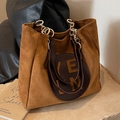 Borsa tote in pelle smerigliata marrone con texture vintage e tracolle in pelle scura - Marrone