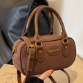 Bolso Boston de cuero esmerilado marrón con herrajes vintage y correa de hombro - Marrón