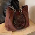 Borsa tote vintage marrone caramello in pelle scamosciata con catena dorata e patch - caffè