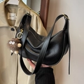 Borsa a tracolla retrò nera a mezzaluna in pelle con un ciondolo a forma di mostro - Nero (Con Ciondolo)