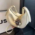 Borsa a tracolla a mezzaluna bianco crema con trama a pieghe e ciondolo peluche - Bianco sporco (Con Ciondolo)