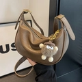 Borsa a mezzaluna in pelle marrone con tracolla regolabile e charm in peluche mostro - Color Fango (Con Ciondolo)