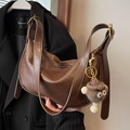 Borsa hobo vintage in pelle marrone con tracolla e ciondolo di peluche carino - Caffè (Con Ciondolo)