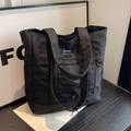 Grande borsa tote in nylon nero con logo SCBG bianco e dettaglio decorativo con coulisse - Nero