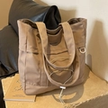 Borsa tote in nylon kaki con marchio SCBG e coulisse su superficie in pietra - Kaki