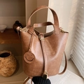 Caramelbraune Eimertasche aus Leder mit goldenem Schloss und Smiley-Anhänger Design - Khaki