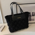 Bolso tote negro acolchado con letras doradas y correas finas para el uso diario moderno - Negro