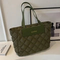 Bolso tote acolchado verde oliva con diseño de rombos y asas de cuero - Verde