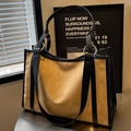 Große khakifarbene Wildleder-Tasche mit schwarzem Lederbesatz und silbernen Metallringen - Schwarz