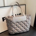 Bolso tote gris claro acolchado de gran capacidad con elegante parche de cuero - Gris