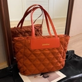 Bolso tote acolchado en color naranja caramelo con rombos y amplias asas dobles - Naranja