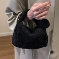 Borsa a cuscino nera in peluche con catena d'argento e pompon per l'inverno - Nero