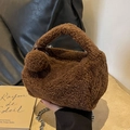 Borsa a tracolla in peluche marrone scuro con pompon e catena in metallo - Marrone