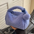 Borsa a cuscino in pelliccia sintetica blu reale con catena e ciondolo morbido - Blu