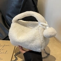 Borsa a mano bianca in lana d'agnello con catena d'argento e ciondolo a pompon soffice - Bianco
