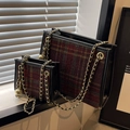 Sac fourre-tout à carreaux rouges et verts avec bordure en cuir noir et chaîne - Plaid Rouge Grand