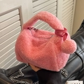 Sac polochon en peluche rose avec chaîne argentée et pendentif pompon assorti - Rose